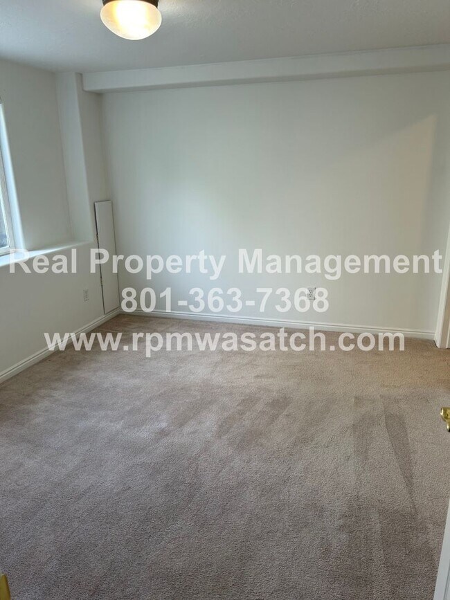 Building Photo - Don't miss out on this gorgeous and spacious basement apartment. It will go fast!!