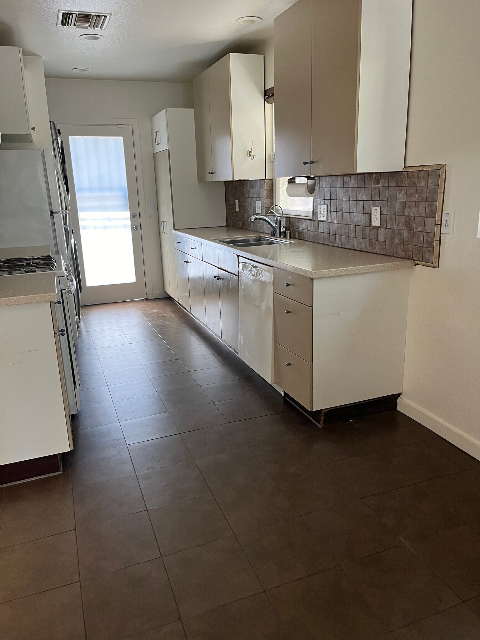 Kitchen - 21050 Avenue San Luis