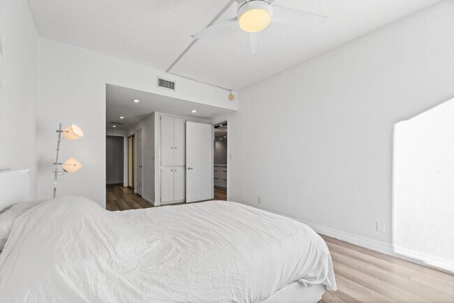 Building Photo - 321 S San Vicente Blvd