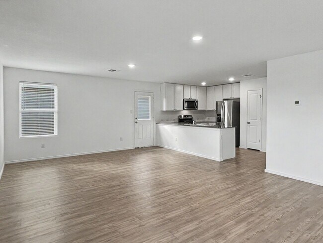 Building Photo - Comfortable 3-Bedroom/2-Bath in Growing Far Northwest
