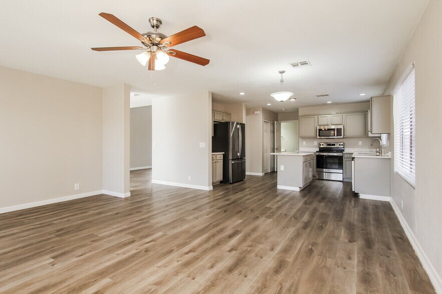 Building Photo - 8635 W Kathleen Rd