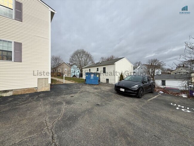 Building Photo - 1556 N Main St