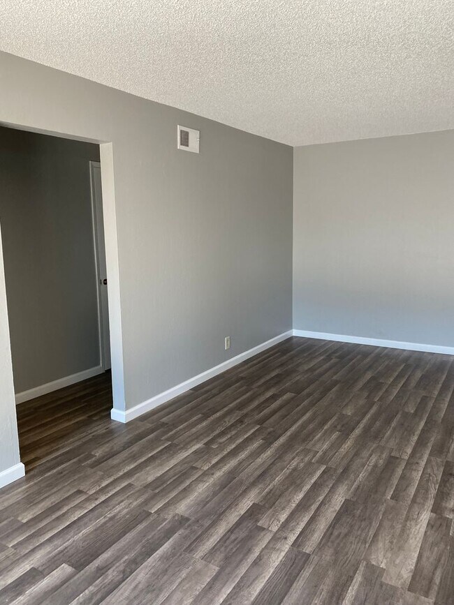 Building Photo - 44-2306