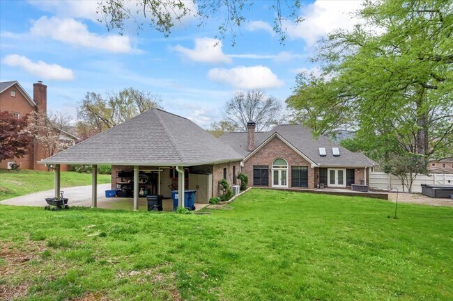 Building Photo - Stunning 3 bed 2.5 bath home in Cove Creek subdivision!