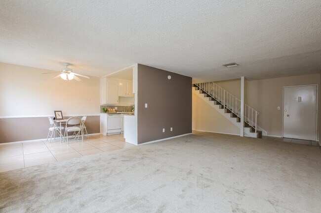 Building Photo - 220 E Live Oak St
