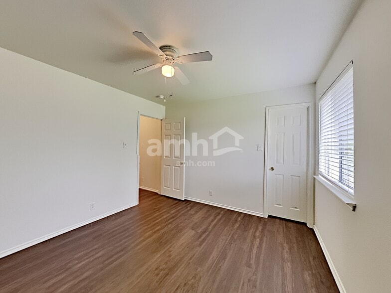 Building Photo - 2915 Encino Riv