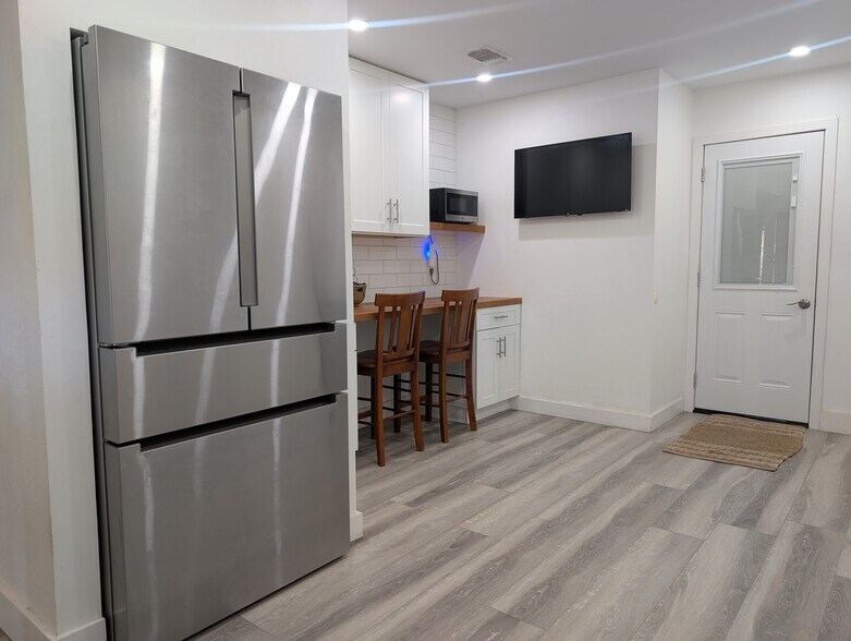 Eat in breakfast nook - 4440 Saxon Dr