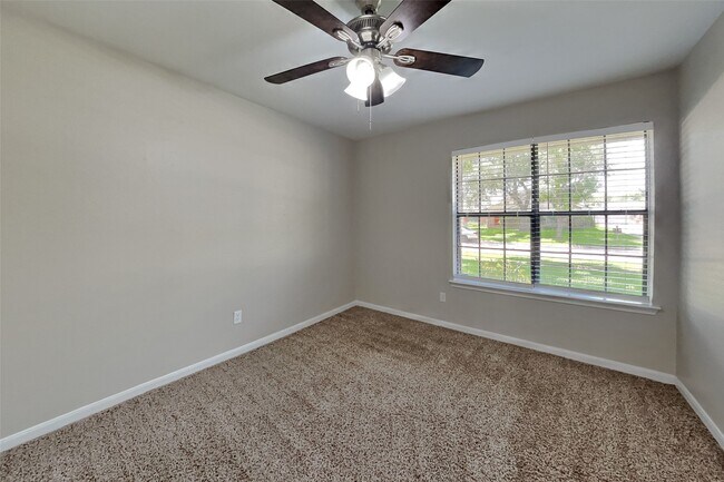 Building Photo - 2811 Pineleaf Dr