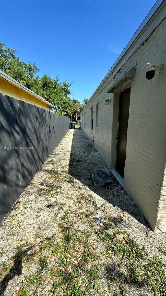 Building Photo - 715 SW 6th St