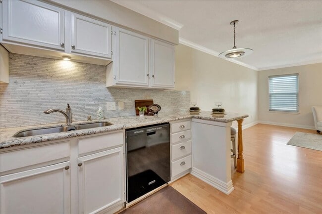 Building Photo - 1907 Glencove Dr