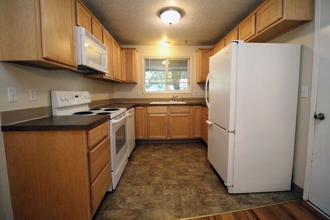 Building Photo - 16711 SW Lake Forest Blvd