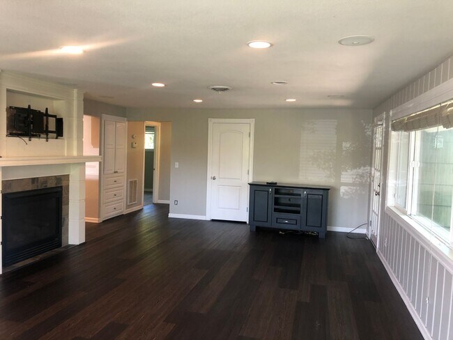 Building Photo - Darling 3 bedroom bungalow in Ferry St Bridge neighborhood!  MOVE IN SPECIAL!