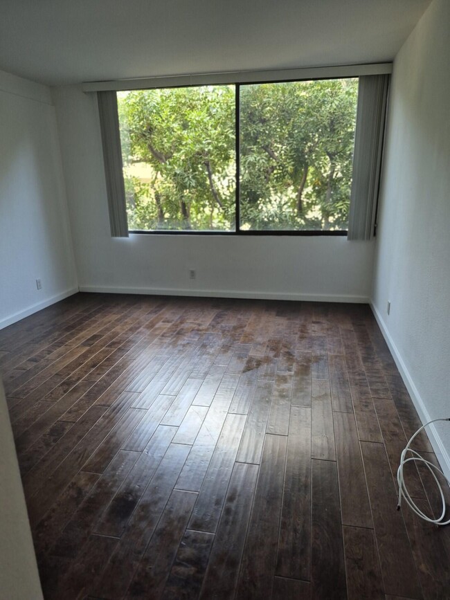 Building Photo - 600 W 9th St