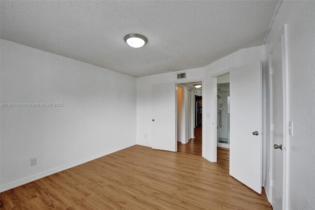 Building Photo - 417 Vista Isles Dr