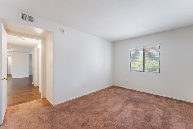 Building Photo - Gorgeous 3 Bedroom Seven Hills Condo For L...