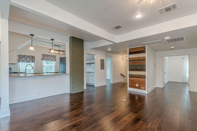 Building Photo - 311 W Mistletoe Ave
