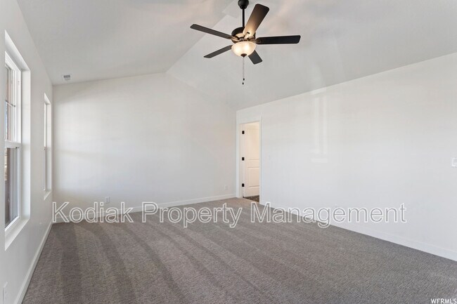 Building Photo - 991 Shoreline Dr