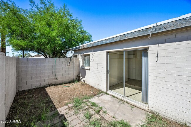 Building Photo - 1710 E Ocotillo Rd