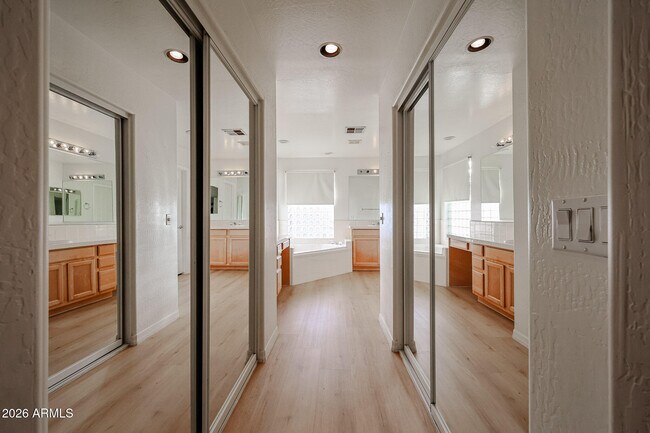 Building Photo - 5839 W Bloomfield Rd