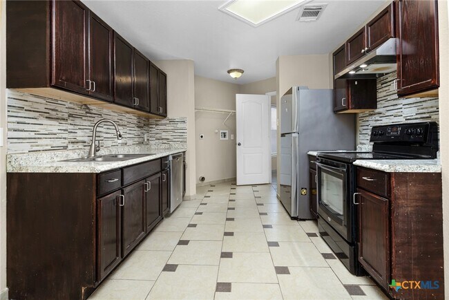 Building Photo - 3422 Old Spanish Trail