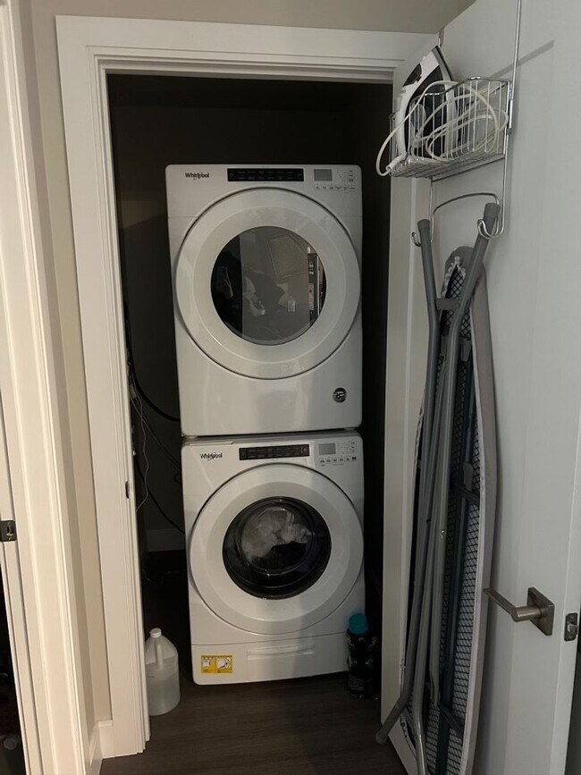 Building Photo - Luxury Condo Style 2 Bed plus, 2 Bath Apartment!