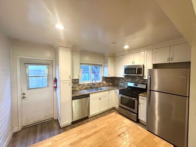 Building Photo - 2 bed 1 bath Apt in North Park Area