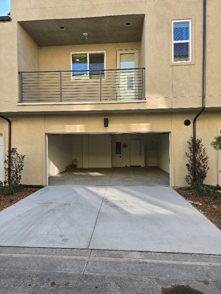 Building Photo - 5350 Seacliff Pl