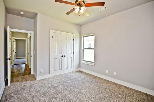 Building Photo - 207 Alder St