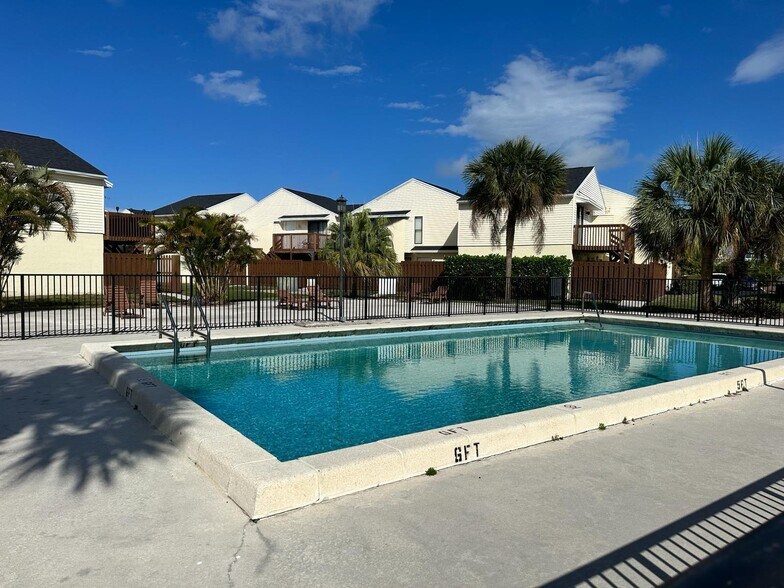 Building Photo - 637 Executive Center Dr