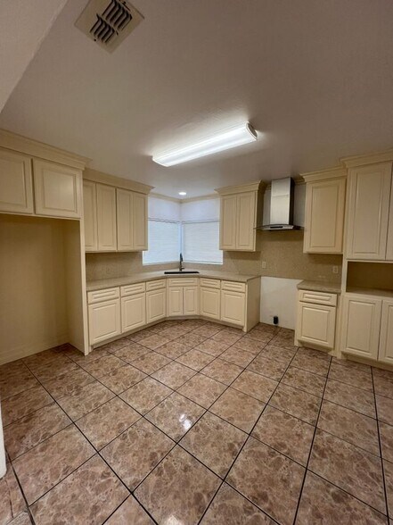 Building Photo - 2002 Mexico Ave