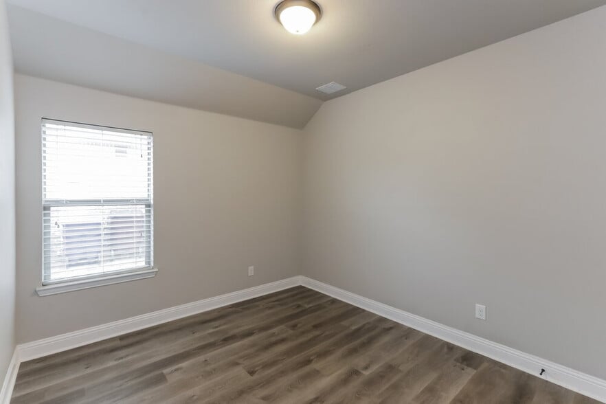 Building Photo - 1304 River Oak Ln