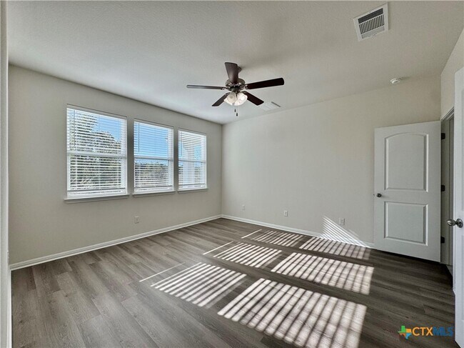 Building Photo - 320 La Escalera Dr