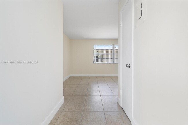 Building Photo - 1715 N 16th Ave