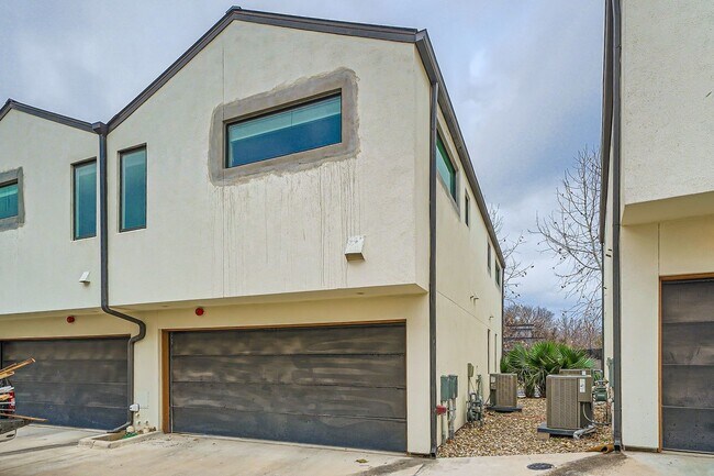 Building Photo - 1931 E 38th 1/2 St