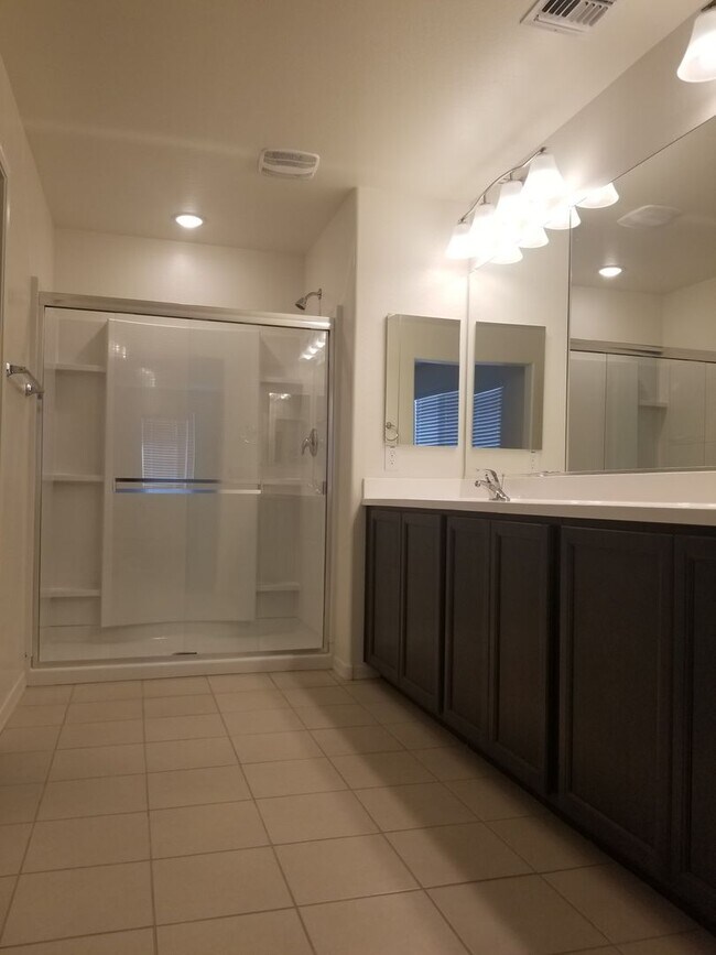 Building Photo - Great Home in Gated Community