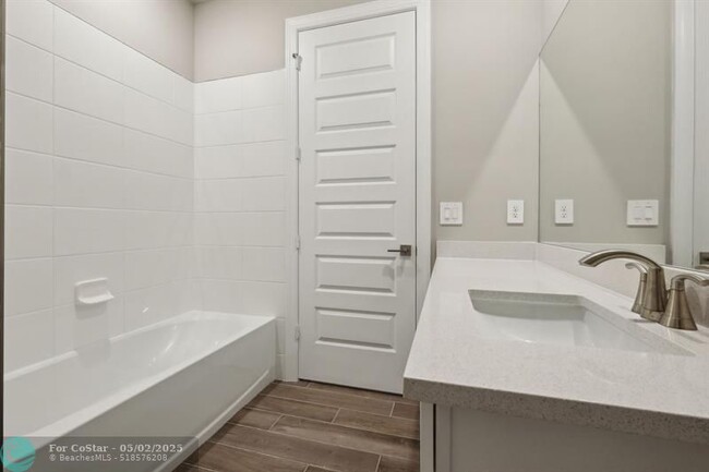 Building Photo - 9041 Dahlia Cir
