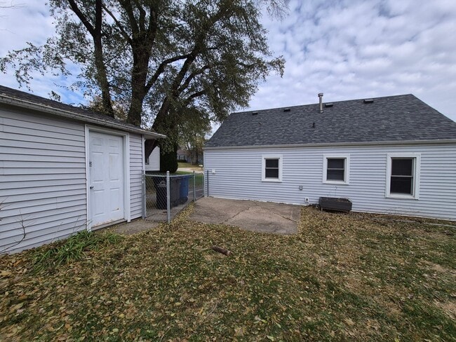 Building Photo - 2 bedroom home with 1+ car garage, pet friendly!