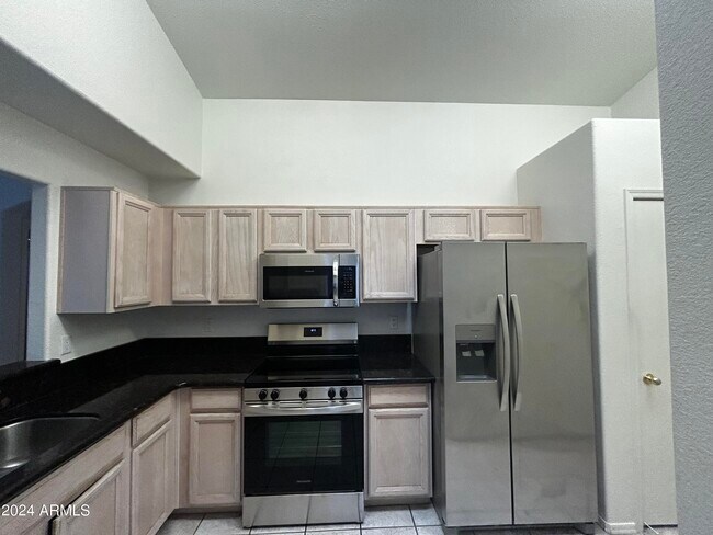 Building Photo - 755 W Baylor Ln