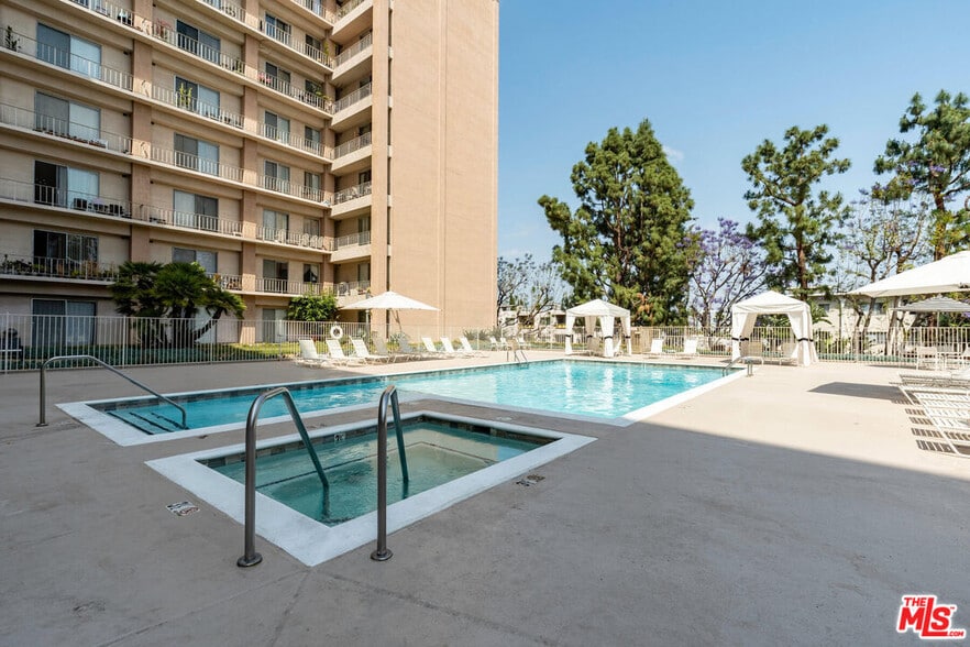 Building Photo - 100 S Doheny Dr