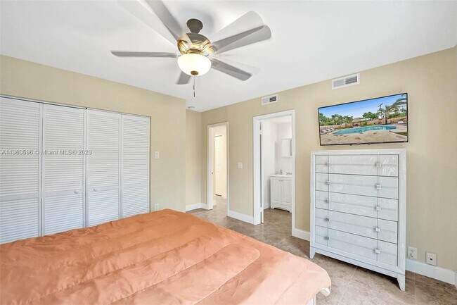 Building Photo - 1524 NE 15th Ave