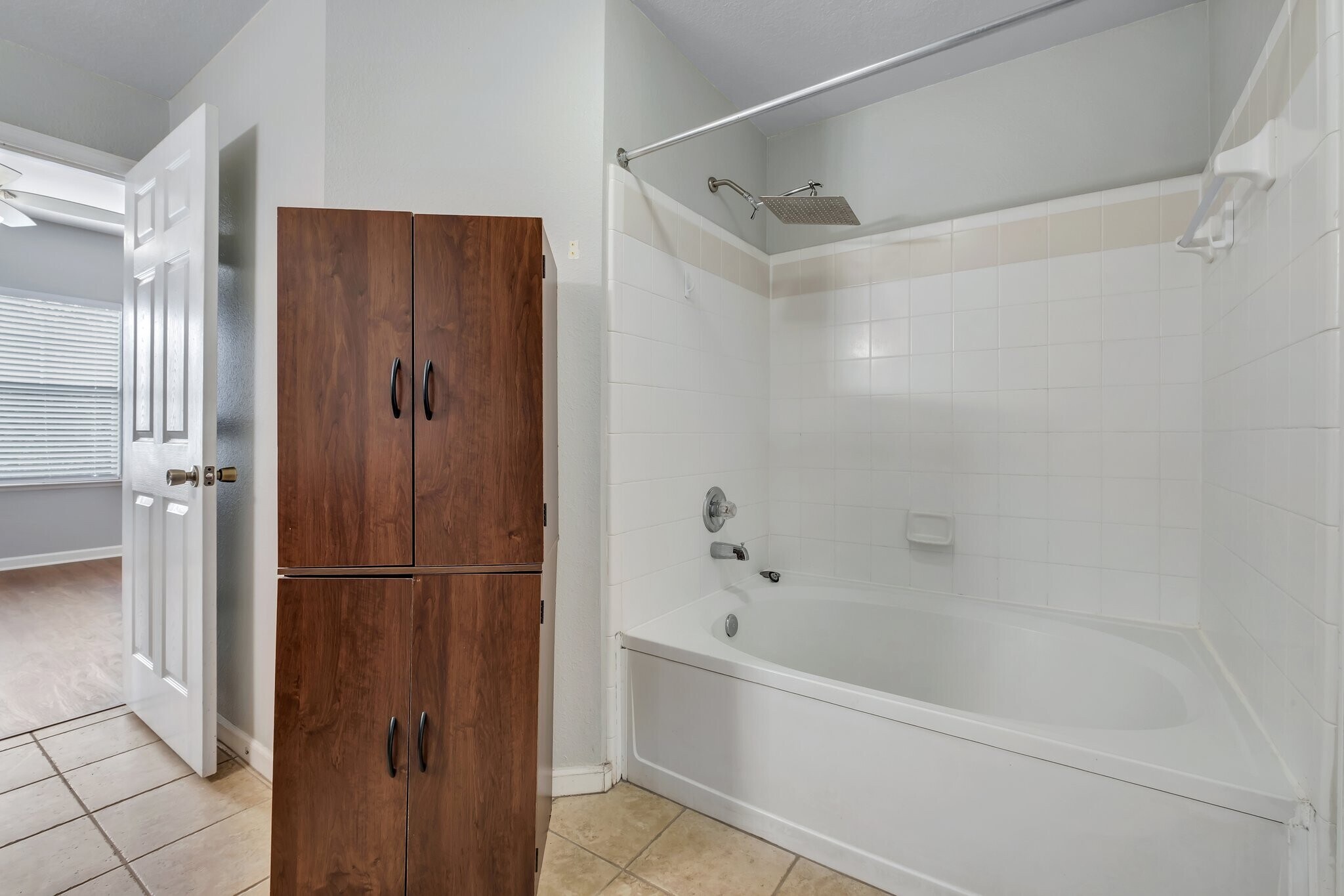 Building Photo - 2801 Chancellorsville Dr