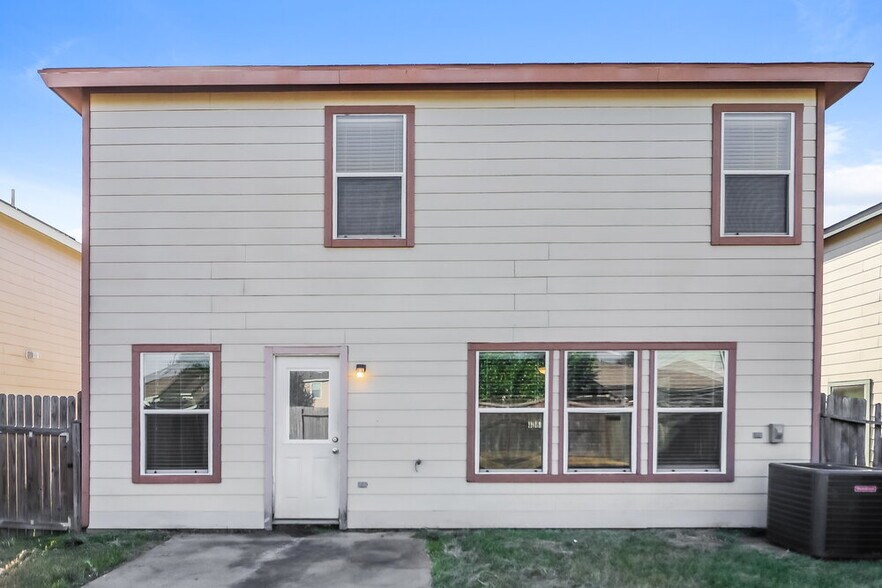 Building Photo - 16406 Chandler Ridge Ln