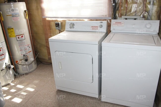 Building Photo - 526 S Whitcomb St