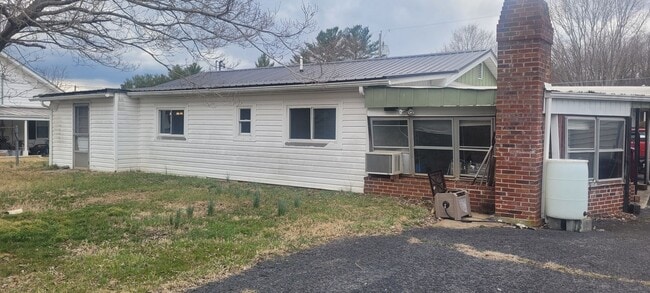 Building Photo - 3bedroom 1bath Ranch style home on level lot one story