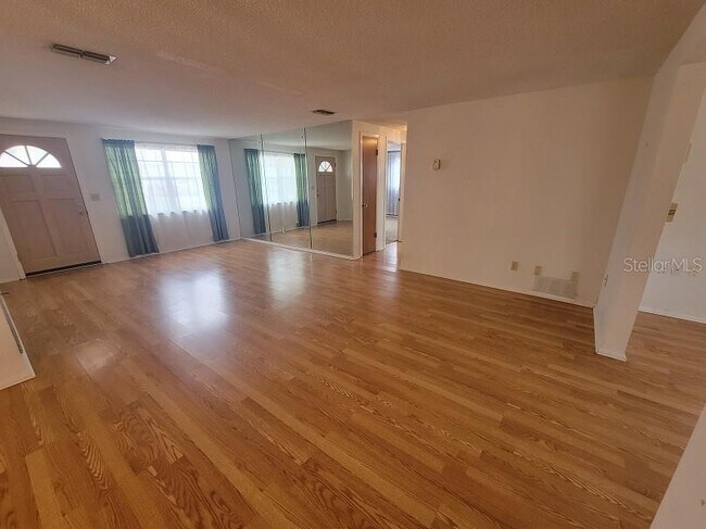 Building Photo - 4010 Cluster Dr