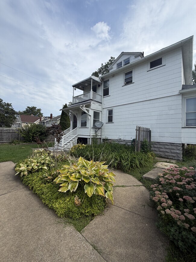 Building Photo - 2160 Alger Rd