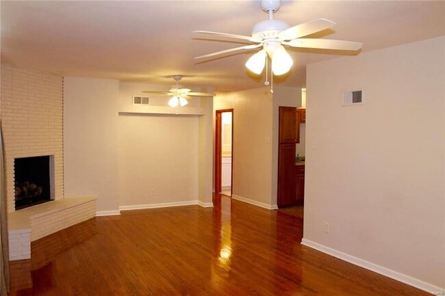 Building Photo - Move in Ready!!