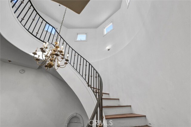 Building Photo - 309 N Almont Dr