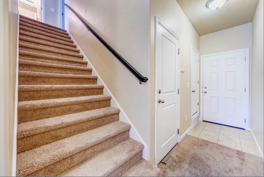 Building Photo - 4299 N Cresthaven Ln