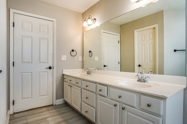 Building Photo - 3617 Dewing Dr